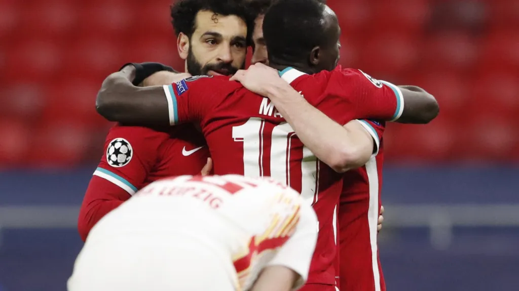 Fotbalisté Liverpoolu oslavují gól v utkání s Lipskem