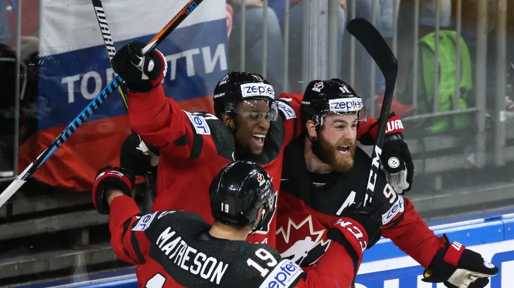 Ryan O´Reilly (vpravo) se raduje se spoluhráči z Kanady ze vstřelené branky