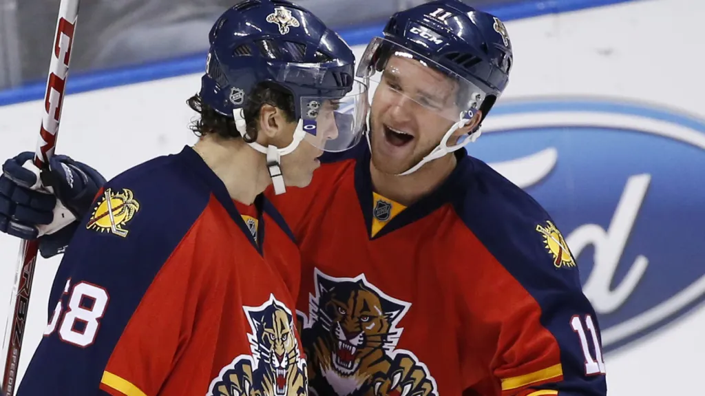 Jaromír Jágr přijímá gratulace od spoluhráče Jonathana Huberdeaua