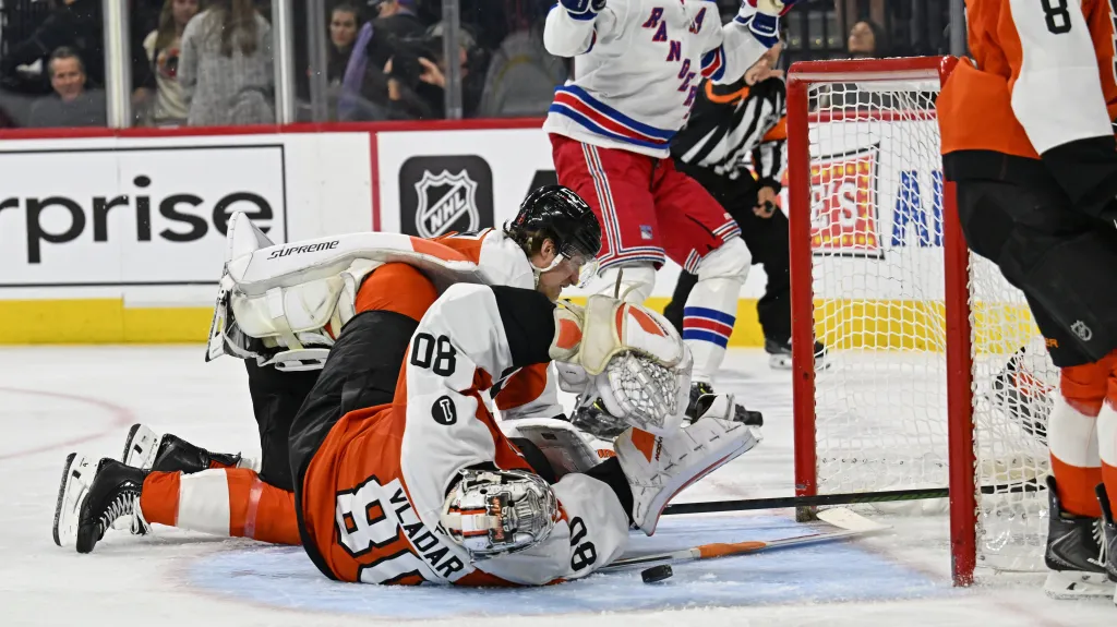 Daniel Vladař v utkání s New York Rangers