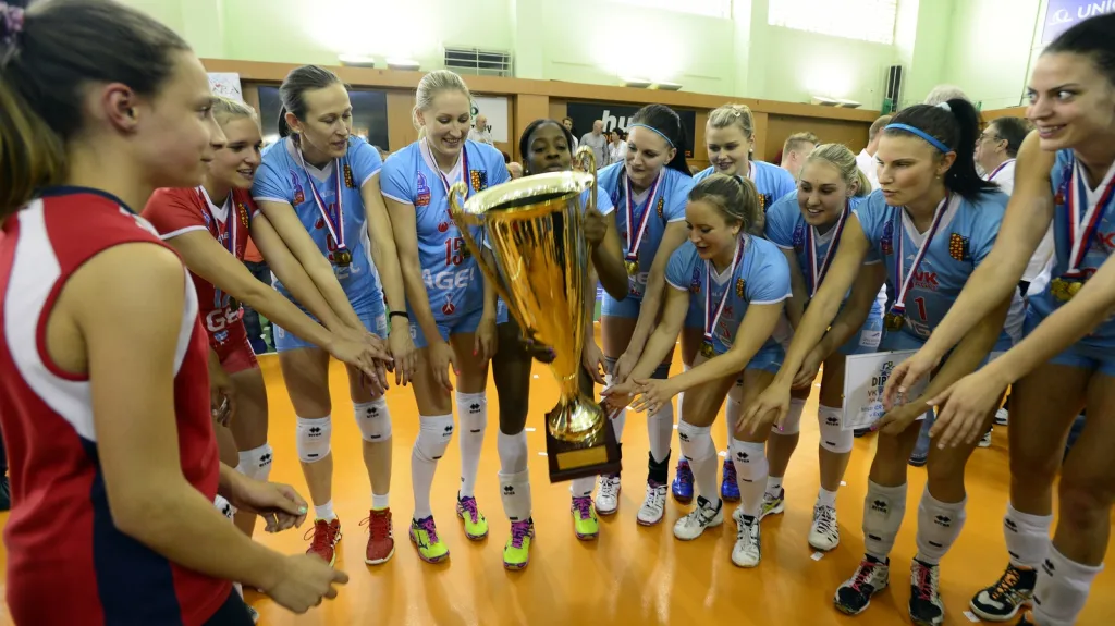 Volejbalistky Prostějova s mistrovským pohárem