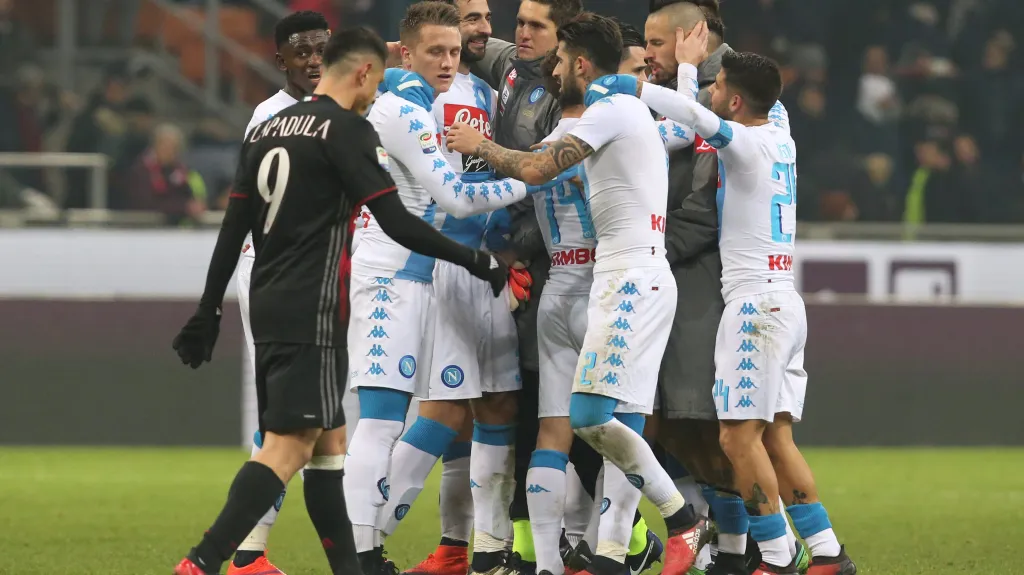 Fotbalisté Neapole se radují z vítězství nad AC Milán