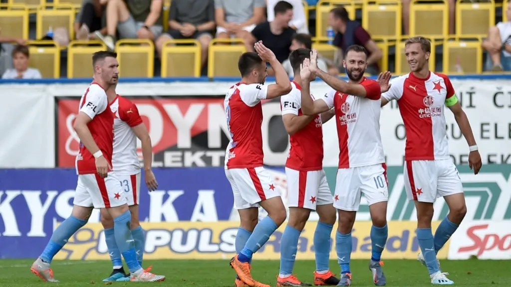 Fotbalisté Slavie se radují z branky
