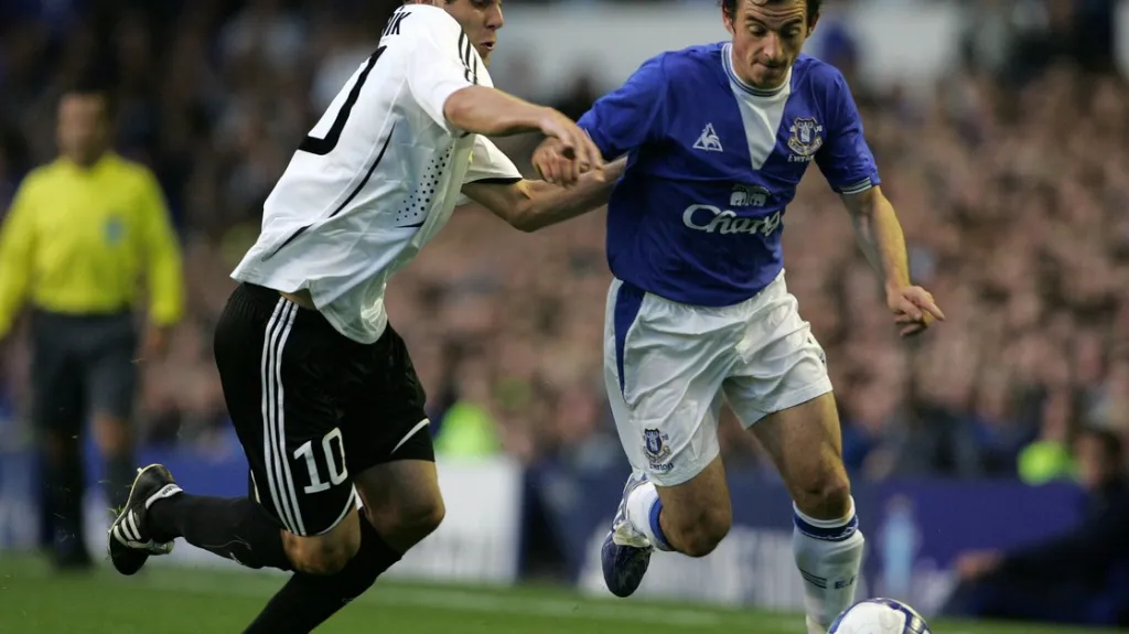 Michal Hubník (vlevo) při souboji s hráčem Evertonu