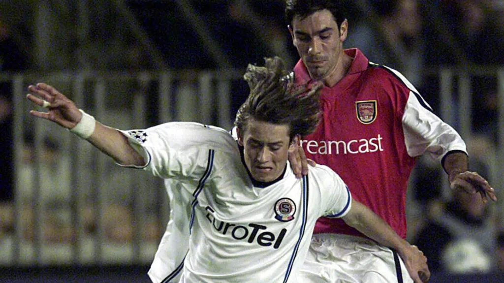 Tomáš Rosický v souboji s Robertem Pirésem v utkání Sparty s Arsenalem