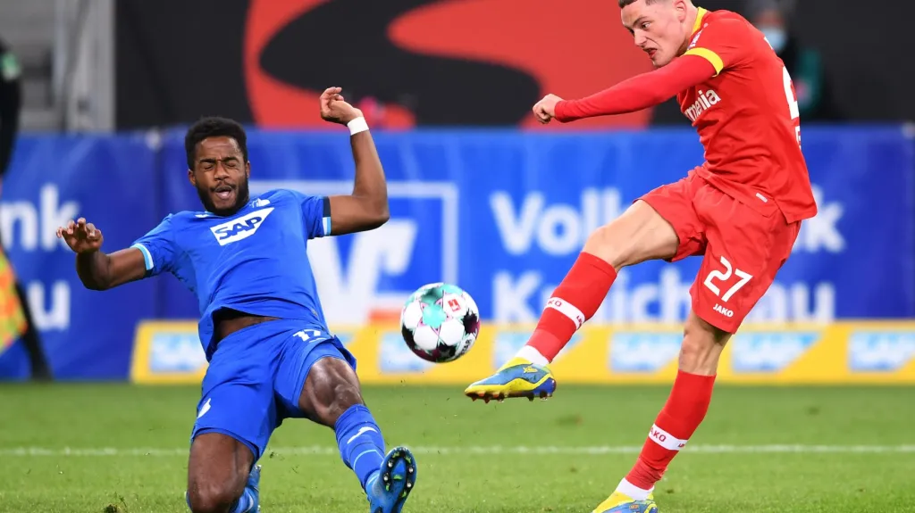 Ryan Sessegnon z Hoffenheimu v souboji s Florianem Wirtzem z Leverkusenu