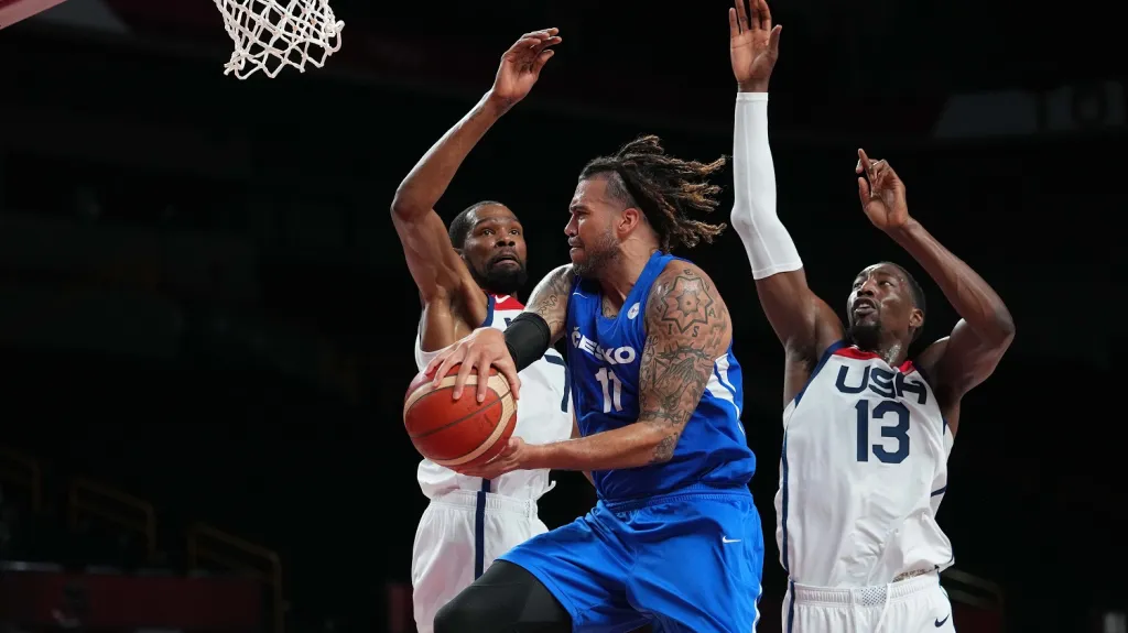 Blake Schilb v souboji s Kevinem Durantem