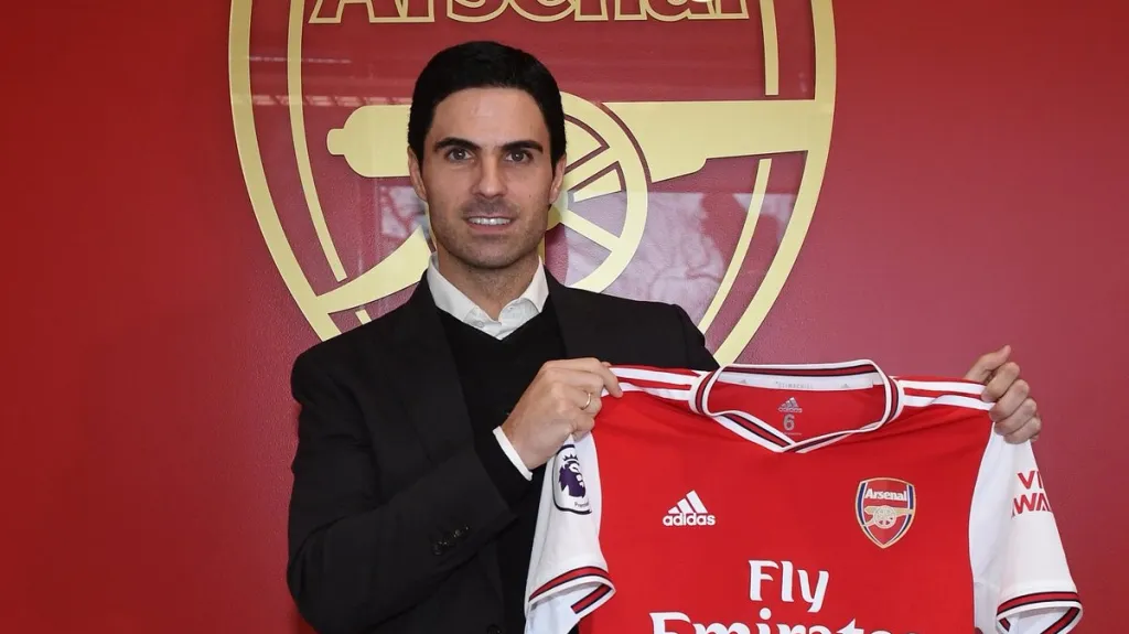 Trenér Mikel Arteta pózuje s dresem Arsenalu