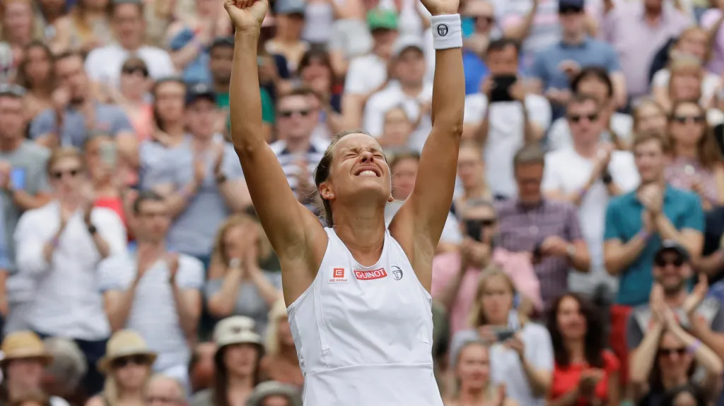 Slavící Barbora Strýcová po postupu na Wimbledonu
