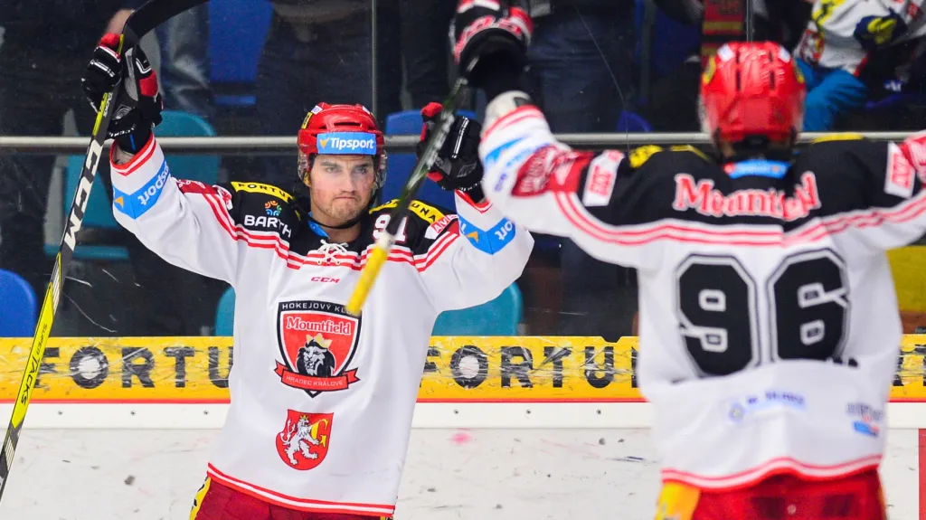 Tomáš Knotek z Hradce Králové se raduje z branky 