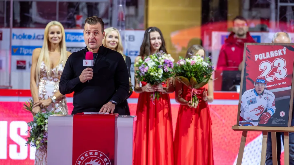 Jiří Polanský při slavnostním vyvěšení jeho dresu v Třinci