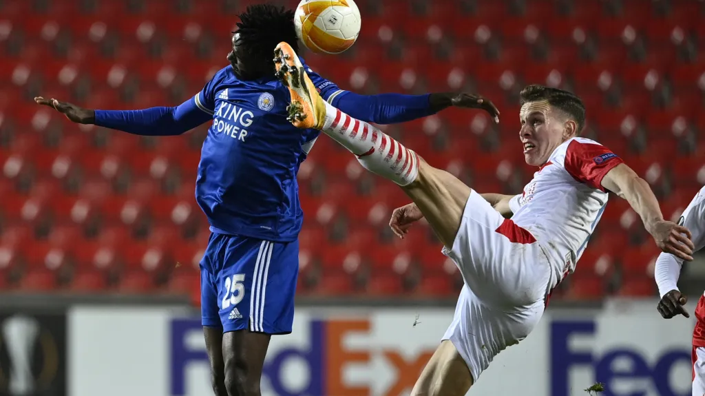 Lukáš Provod ze Slavie (vpravo) v utkání proti Leicesteru