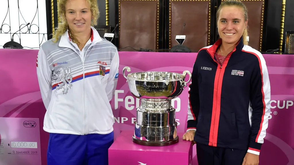 Kateřina Siniaková a její americká soupeřka Sofia Keninová před finále Fed Cupu