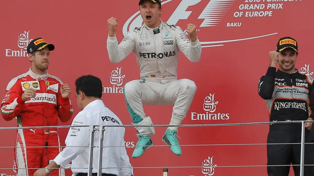 Nico Rosberg se raduje z vítězství na VC v Baku. Vlevo stojí druhý Sebastian Vettel a vpravo třetí Sergio Pérez