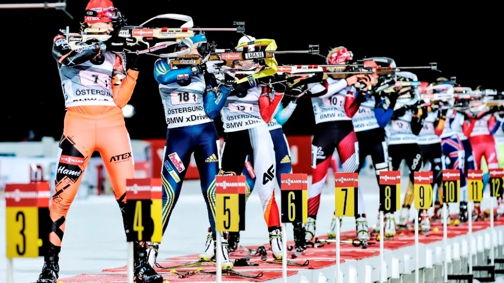 Biatlonistky při smíšené štafetě v Östersundu