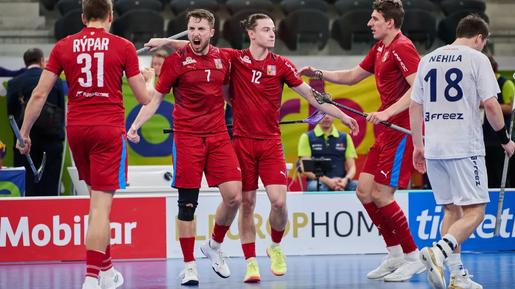 Čeští florbalisté se radují v utkání proti Slovensku