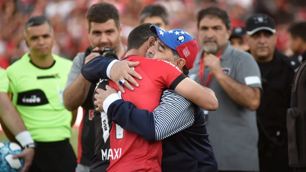 Diego Maradona (vpravo) v objetí s Maxi Rodríguezem