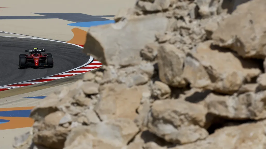 Carlos Sainz na okruhu v Bahrajnu