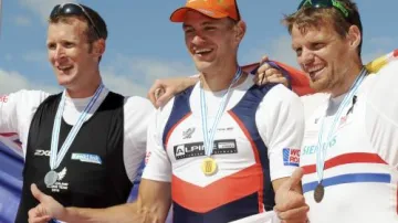 Mahé Drysdale, Ondřej Synek a Alan Campbell na archivní fotografii z MS 2010