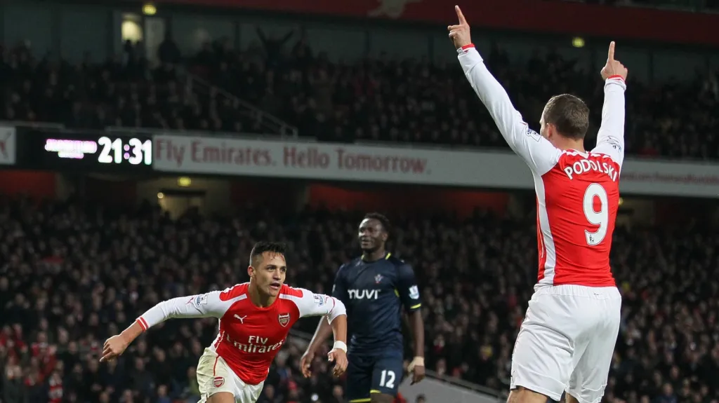 Fotbalisté Arsenalu slaví vítězný gól v utkání se Southamptonem