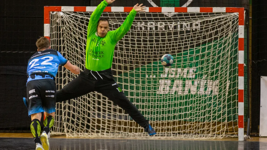 Brankář Karviné Nemanja Marjanovič