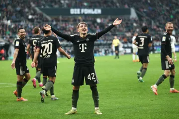 Lennart Karl slaví třetí gól Bayernu