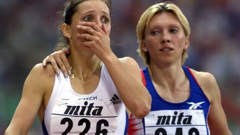 Ludmila Formanová po zisku zlaté medaile na MS 1999 v Seville