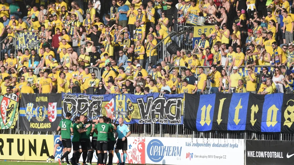 Fotbalisté Příbrami slaví vstřelený gól v Opavě