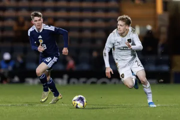 David Planka v utkání se Skotskem