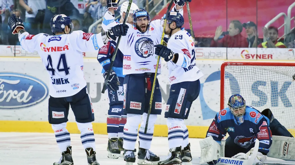 Petr Jelínek z Liberce (uprostřed) se raduje se spoluhráči proti Chomutovu