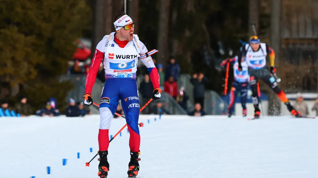 Michal Krčmář přiváží do cíle mix štafetu na druhém místě