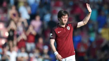 Tomáš Rosický zdraví fanoušky na Letné