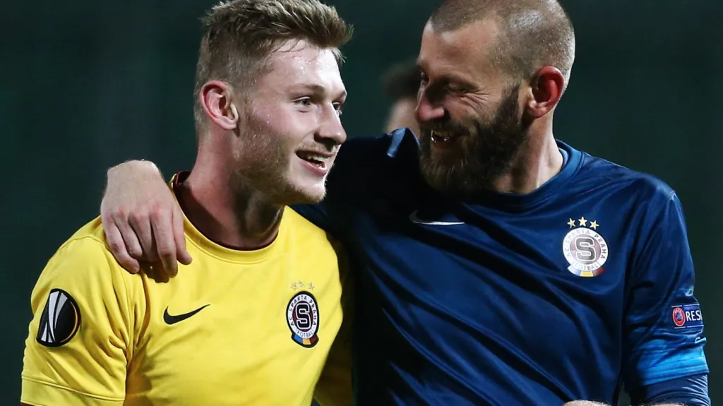 Slavící fotbalisté Sparty (zleva) Jakub Brabec a David Bičík