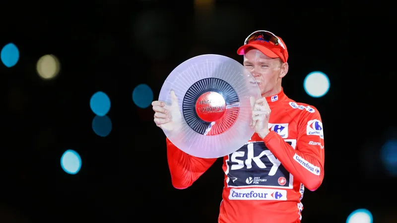 Chris Froome s trofejí pro vítěze Vuelty