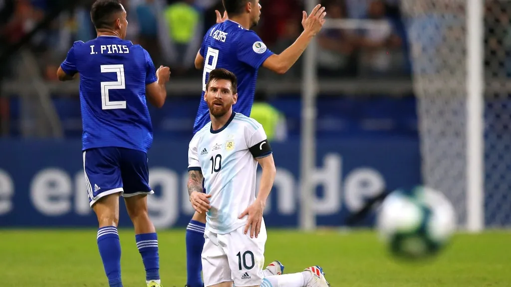 Argentinec Lionel Messi v utkání s Paraguayí