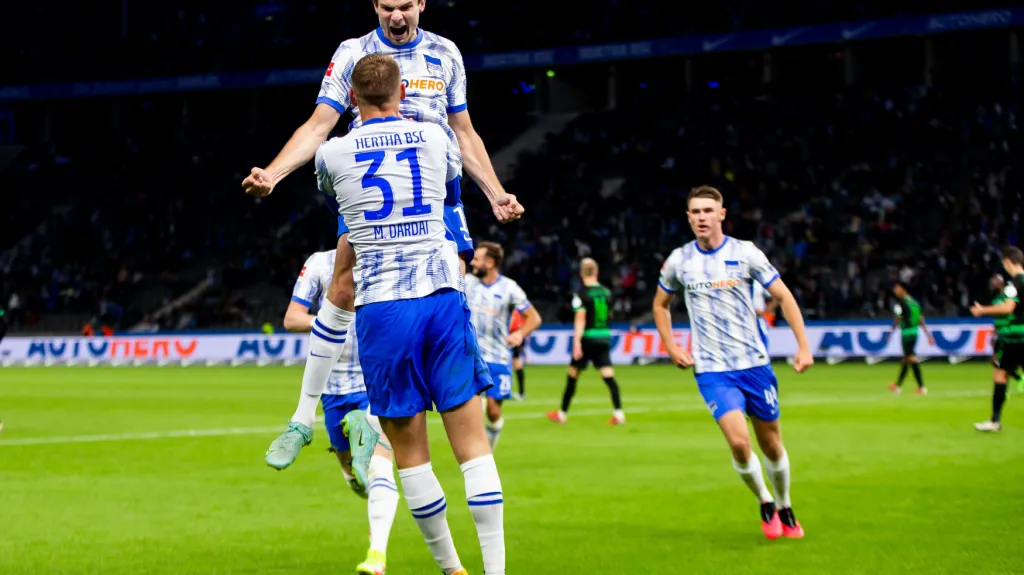 Fotbalisté Herthy slaví gól