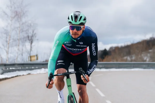 Biatlonista Jacquelin si plní cyklistický sen, čekají ho dva závody