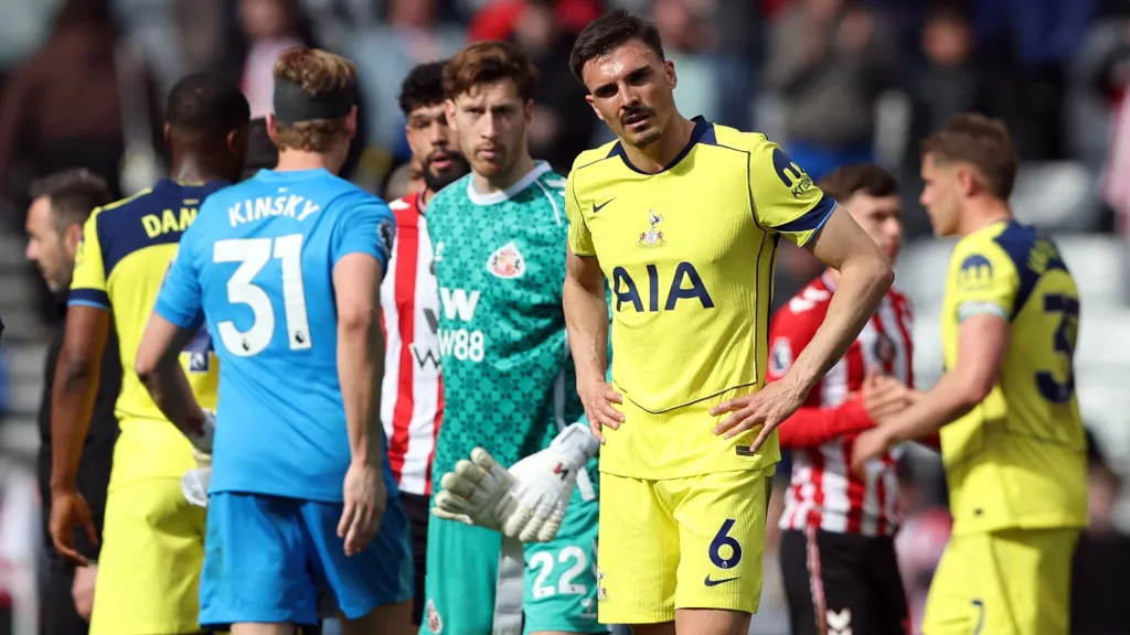 Zklamaní hráči Tottenhamu po utkání proti Sunderlandu