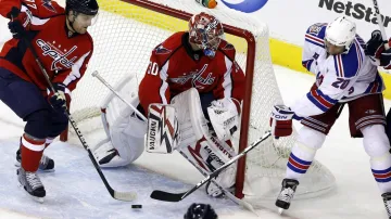 Michal Neuvirth v utkání s Rangers