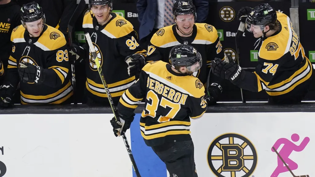 Patrice Bergeron oslavuje se spoluhráči z Bostonu gól