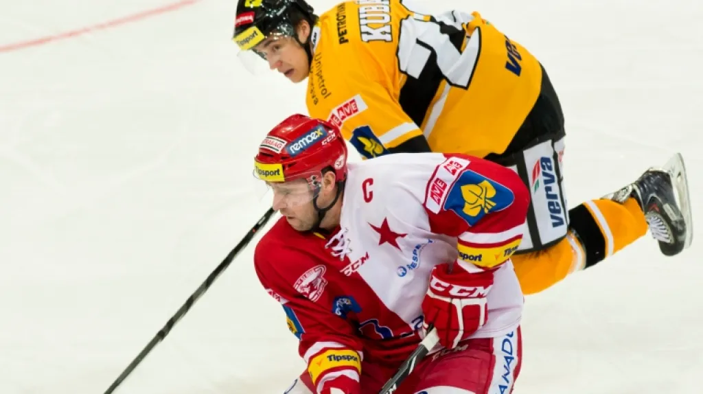 Útočník Slavie Jaroslav Bednář (vpředu) a obránce Litvínova Karel Kubát