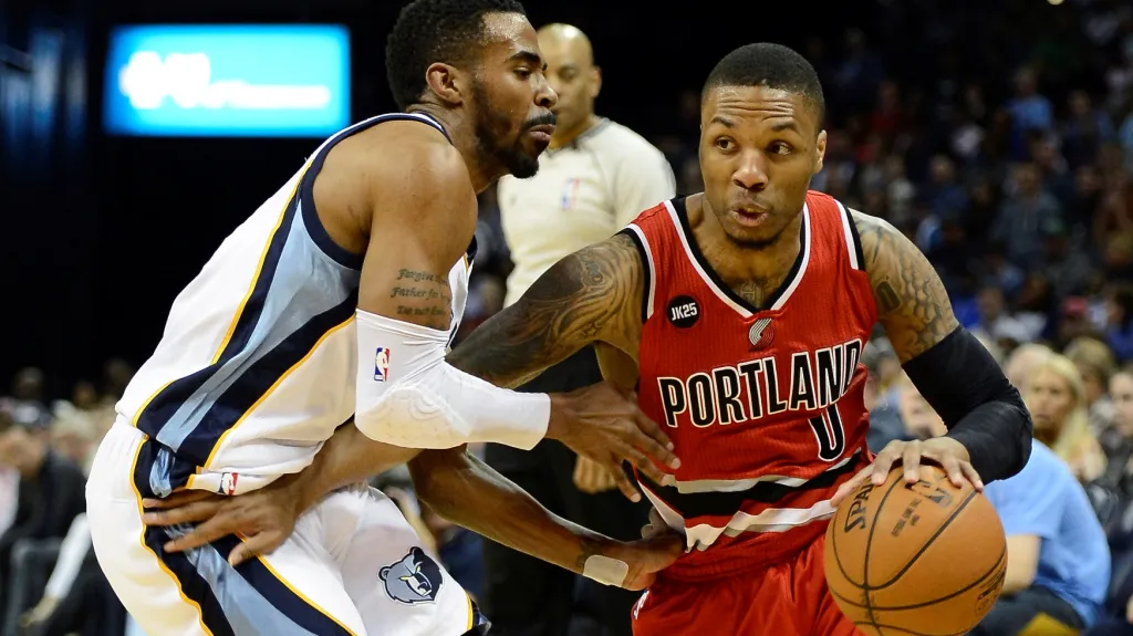 Portlantský Damian Lillard (vpravo) se snaží projít kolem Mika Conleyho z Memphisu