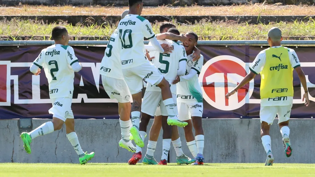 Fotbalisté Palmeiras do 19 let oslavují gól v CEE Cupu