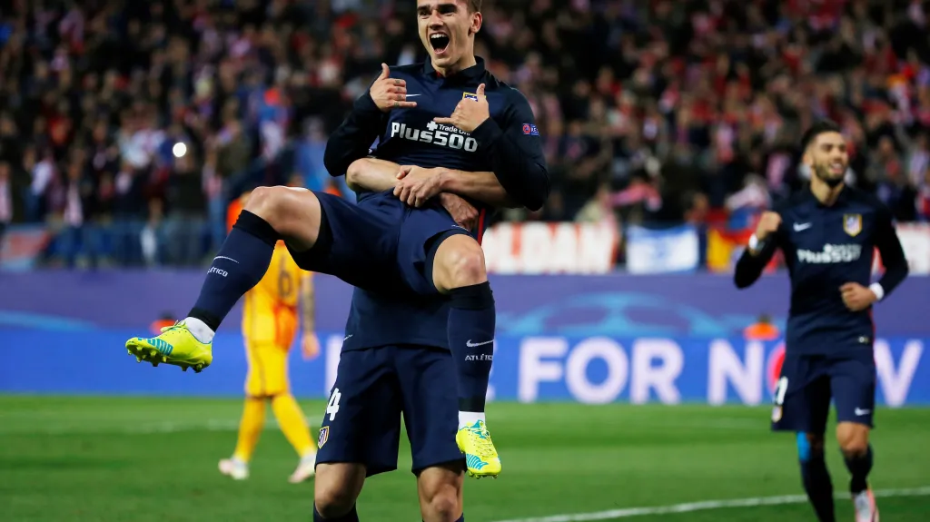Slavící Antoine Griezmann a hráči Atlétika