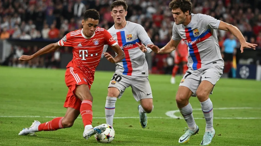 Jamal Musiala z Bayernu drží míč v utkání s Barcelonou