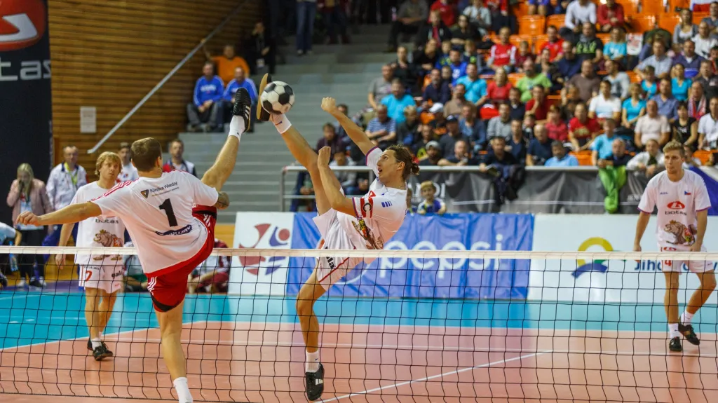 Jan Vanke (vpravo) při smeči na síti