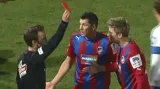 Červená karta pro plzeňského Procházku (43. min.)