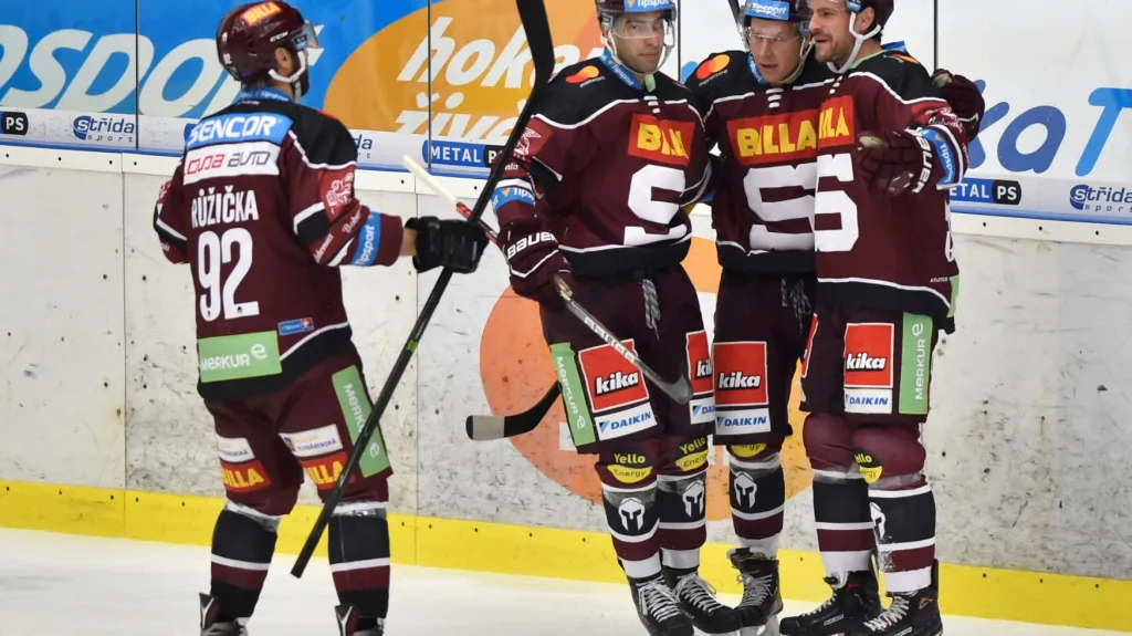 Hokejisté Sparty slaví branku