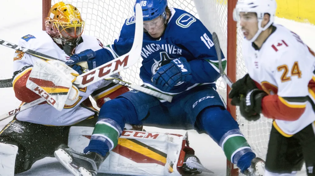 Brankář David Rittich z Calgary v utkání proti Vancouveru