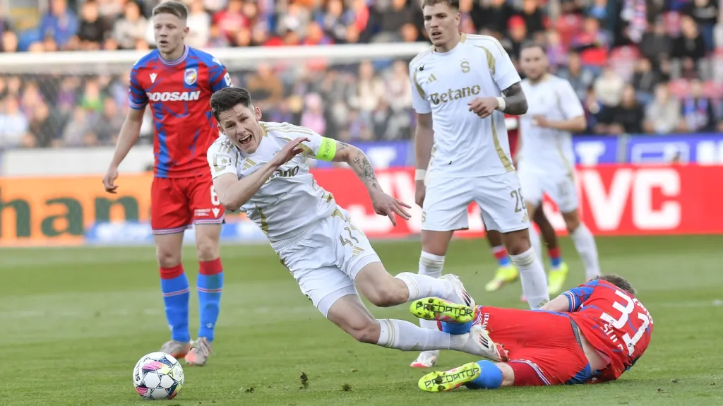 Vitík padá po srážce se Šulcem